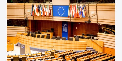 Chính sách năng lượng của EU bị kẹt giữa khí đốt của Mỹ và công nghệ xanh của Trung Quốc