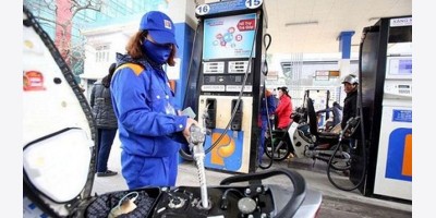 Giá xăng RON 95-III trong nước xuống mức thấp nhất kể từ tháng 5/2021