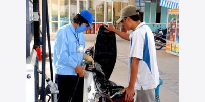 Không sử dụng quỹ bình ổn, giá xăng RON95-III giảm gần 400 đồng mỗi lít