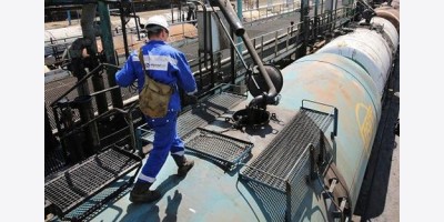 Saudi Aramco cắt giảm sản lượng dầu khi khủng hoảng eo biển Hormuz làm tắc nghẽn xuất khẩu