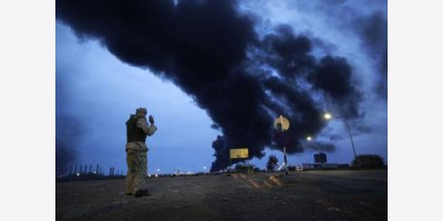 Hai tàu chở dầu bốc cháy gần các cảng xuất khẩu quan trọng của Iraq