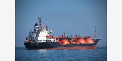 Tàu chở dầu siêu lớn (VLCC) của Iran bị trừng phạt vượt qua đường ranh giới Hormuz chỉ vài giờ trước hạn chót ngừng bắn