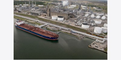 Sự gia tăng đột biến của dầu trong kho chứa nổi đặt cán cân thị trường vào thế mong manh