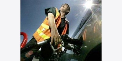 Giá xăng đi ngược lại xu hướng trước mùa lái xe