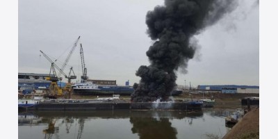 Máy bay không người lái Ukraine khiến tàu chở dầu của Nga bốc cháy tại cảng Biển Đen