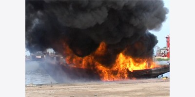 Ba tàu chở dầu được đưa tin là đang bốc cháy gần eo biển Hormuz