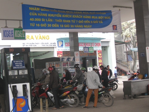 Không ít ngưá»i Ä‘ã hiểu nhầm vá» tấm băng rôn này (Ảnh chụp tại Cá»a hàng xăng dầu 171 Xuân Thá»§y).