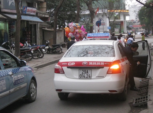 Xăng tăng giá khiến cho các DN taxi cÅ©ng “choáng váng”. Ảnh: M.N.