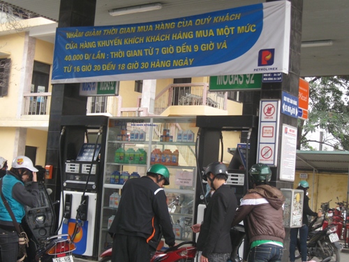 Nhiá»u ngưá»i cho rằng phương thức bán xăng mức giá 40.000Ä‘/lần là không thá»±c tế.