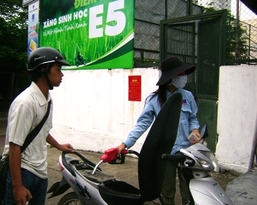 Nhân viên bán xÄƒng E5 tÆ° váº¥n cho khách hàng vá» loáº¡i xÄƒng E5