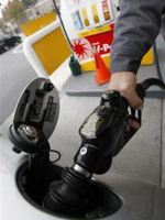 Giá dầu thô vượt mức 76 USD một thùng. Ảnh: AP