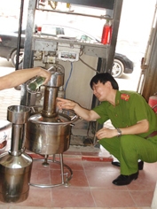 Kiá»ƒm tra má»™t cây xÄƒng gian láº­n á»Ÿ Hà Ná»™i	áº¢nh: Vnexpress