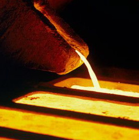 Giá vàng hạ mạnh nhất trong 2 tháng, giá dầu giảm